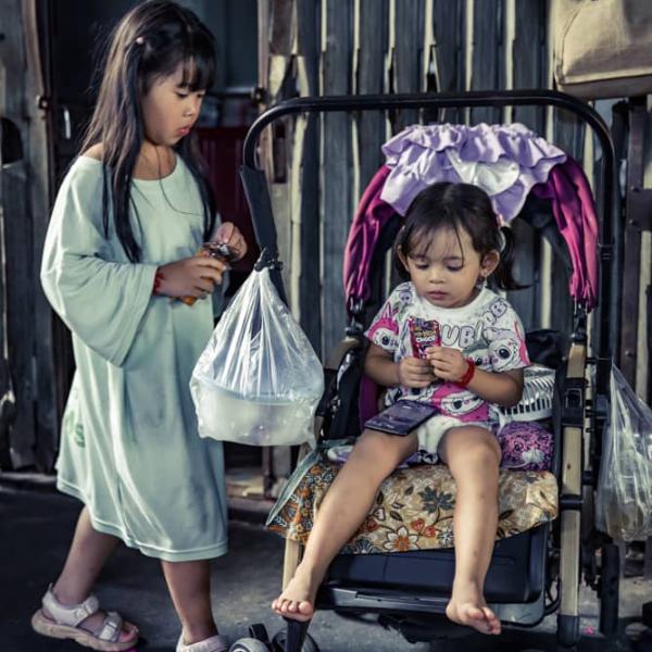 2 little girls